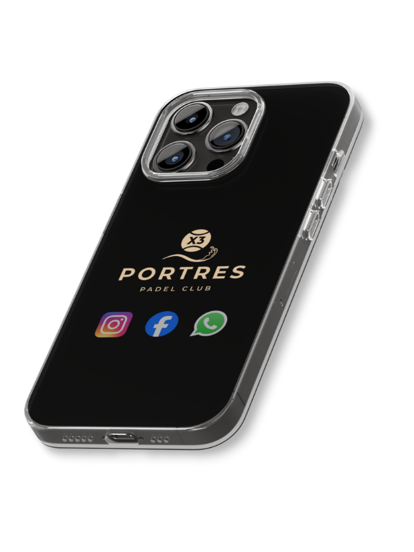 Smartphone mit dem goldenen PorTres Padel Club Logo auf schwarzem Hintergrund.