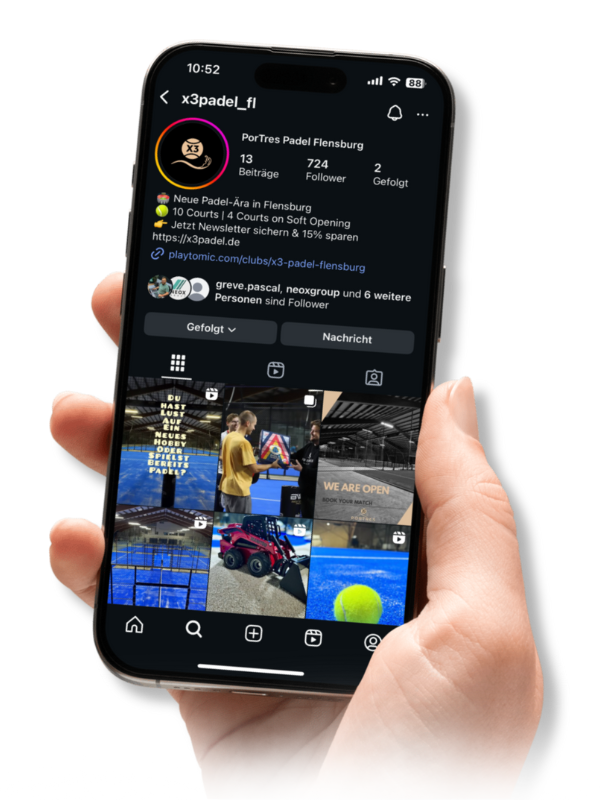 Smartphone mit dem Instagram-Profil von X3 Padel Flensburg, das den offiziellen Padel-Club-Account zeigt.